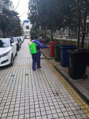 黨旗飄揚(yáng)在長(zhǎng)安社區(qū) 保潔力量全力以赴戰(zhàn)疫情